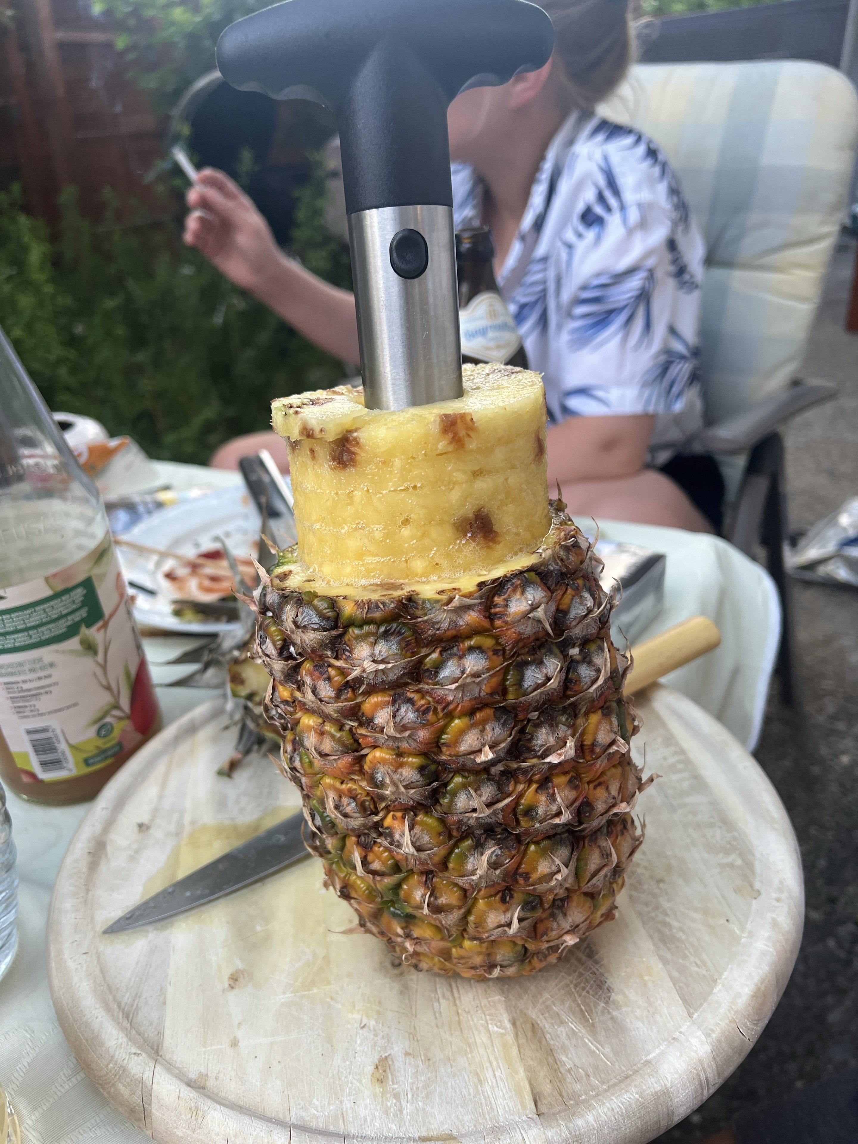 Angeschnittene Ananas beim Reifecheck